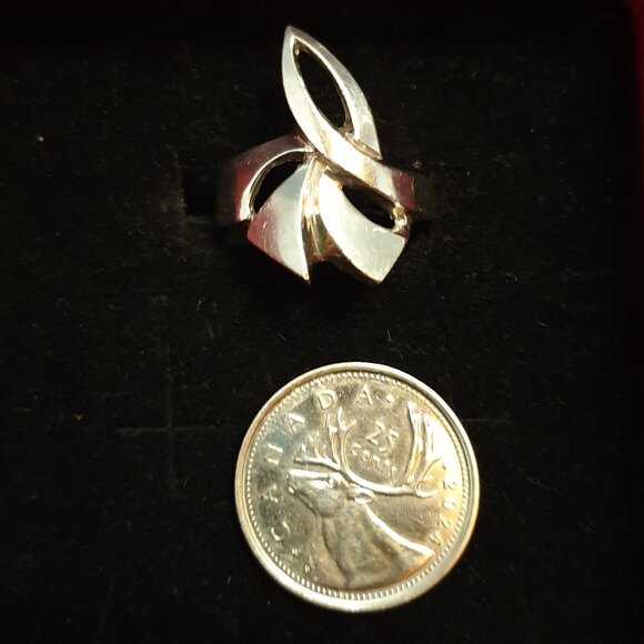 One-of-a-Kind Vintage Canadian Sterling Silver Ribbon Abstract Modernist Ring - Picture 5 of 13